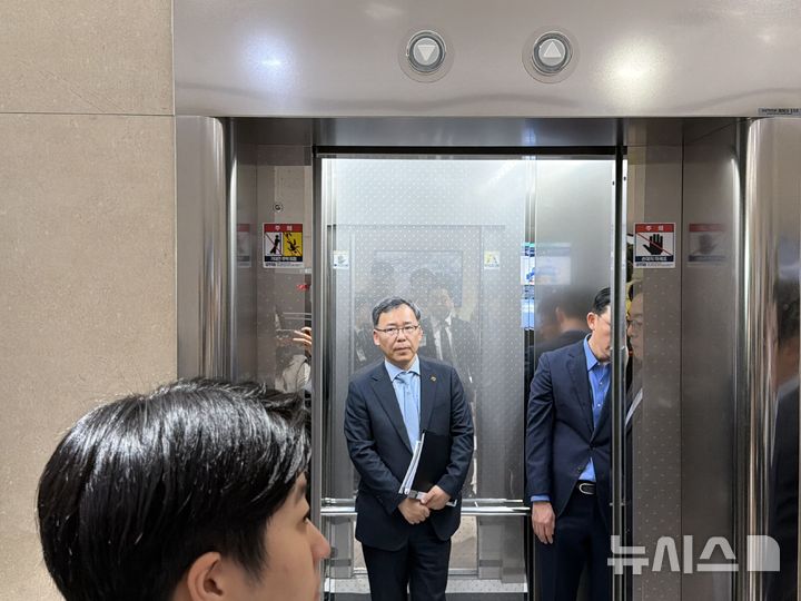 [서울=뉴시스] 류인선 기자 = 류경표 한진칼 부회장이 26일 서울 중구 한진빌딩에서 열린 한진칼 정기 주주총회 후 기자들의 질문에 답변하고 있다. 2026.3.26. photo@newsis.com