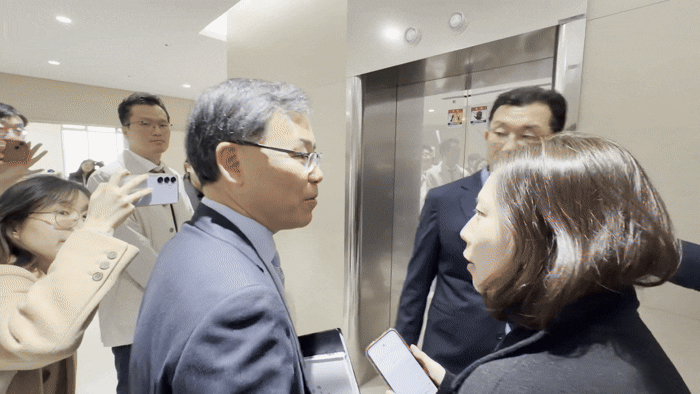 [서울=뉴시스] 류경표 한진그룹 부회장이 26일 오전 서울 중구 한진빌딩에서 열린 한진칼 정기 주주총회 후 취재진 질문에 답변하고 있다. 2026.3.26. photo@newsis.com *재판매 및 DB 금지