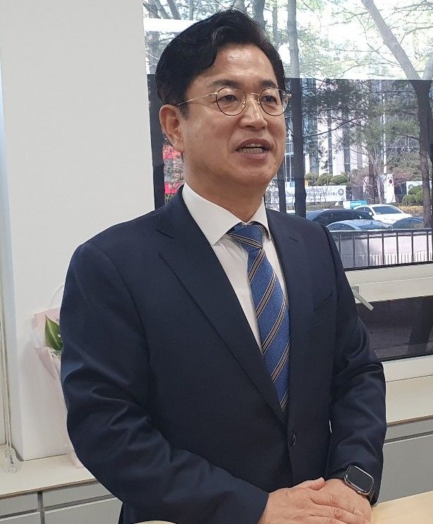 [대전=뉴시스] 조명휘 기자 = 허태정 전 대전시장이 26일 대전시의회 기자실에서 더불어민주당 시장선거 경선에 임하는 각오를 밝히고 있다. 2026.03.26. photo@newsis.com *재판매 및 DB 금지