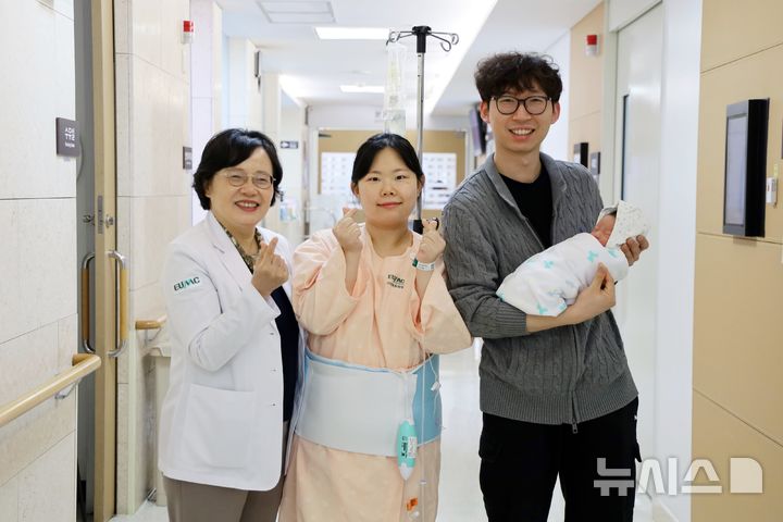 [서울=뉴시스] 왼쪽부터 김영주 이대목동병원 산부인과 교수, 산모 지선애씨, 남편과 아이. (사진= 이대목동병원 제공)