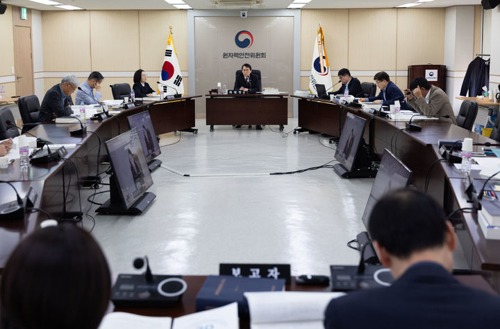 [세종=뉴시스] 최원호 원자력안전위원회 위원장이 지난달 26일 서울 중구 원자력안전위원회 대회의실에서 열린 제2026-4회 원자력안전위원회 회의에서 위원들과 안건에 대해 논의하고 있다. (사진=원안위 제공) 2026.03.26. photo@newsis.com *재판매 및 DB 금지