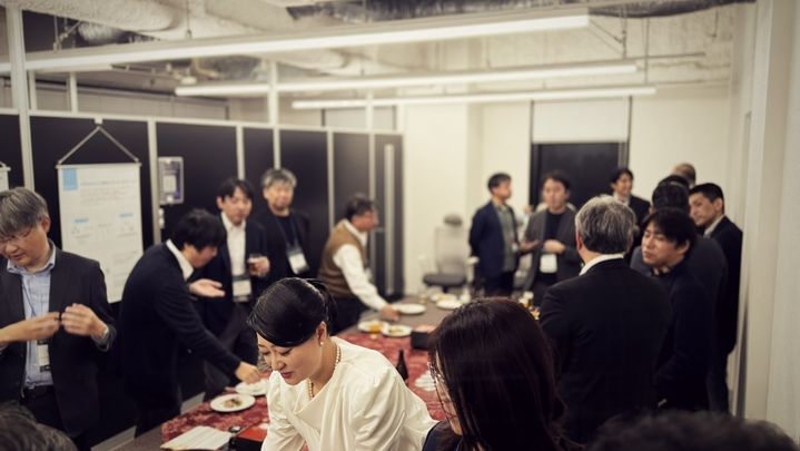 [서울=뉴시스] 소프트캠프 일본 법인의 사무실 이전을 기념하는 현판식(3월 25일 진행)에서 현지 파트너사 약 20여명이 참석해 교류하는 모습. (사진=소프트캠프 제공) 2026.03.26. photo@newsis.com *재판매 및 DB 금지