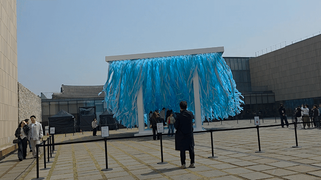 [사진=박현주 미술전문기자]국립현대미술관 마당에 설치된 BTS 스윔 ‘청음 파빌리온’.2026.03.26. hyun@newsis.com *재판매 및 DB 금지