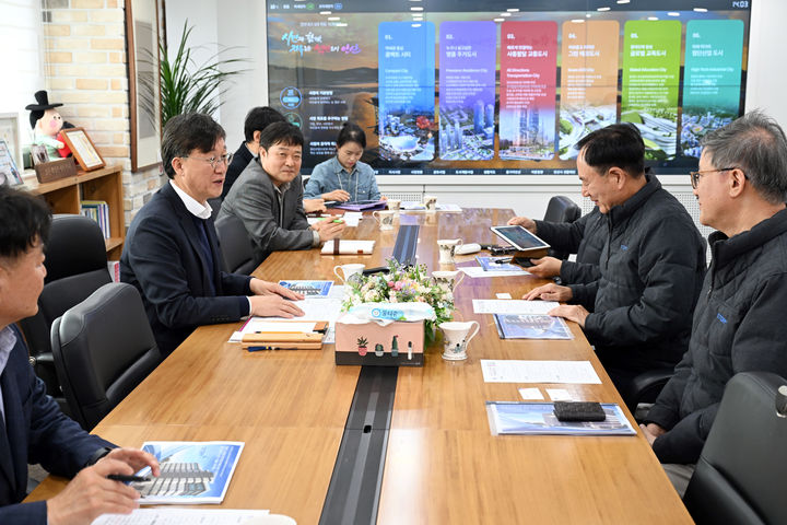 [안산=뉴시스] 이민근 경기 안산시장이 24일 시장 집무실에서 (주)스톰테크 관계자 등과 간담회를 진행하고 있다. (사진=안산시 제공) 2026.03.26. photo@newsis.com *재판매 및 DB 금지