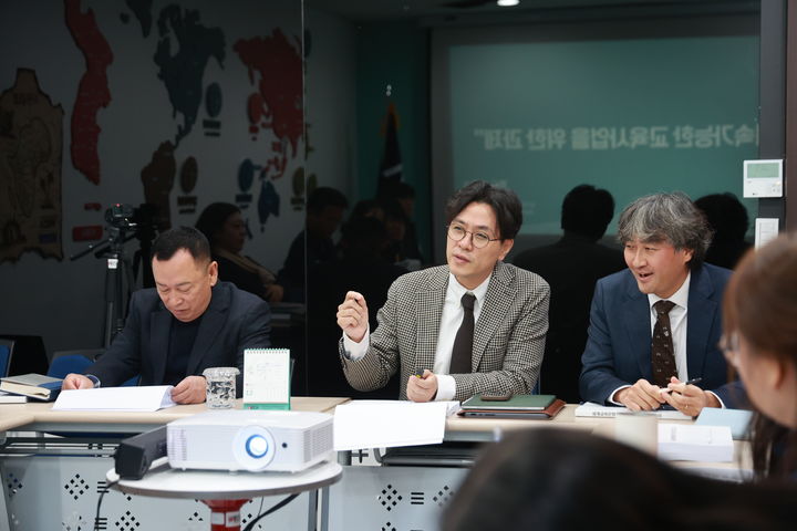 [서울=뉴시스] 명지대 함승수(가운데) 교육미션센터장. (사진=명지대 제공) 2026.03.26. photo@newsis.com *재판매 및 DB 금지