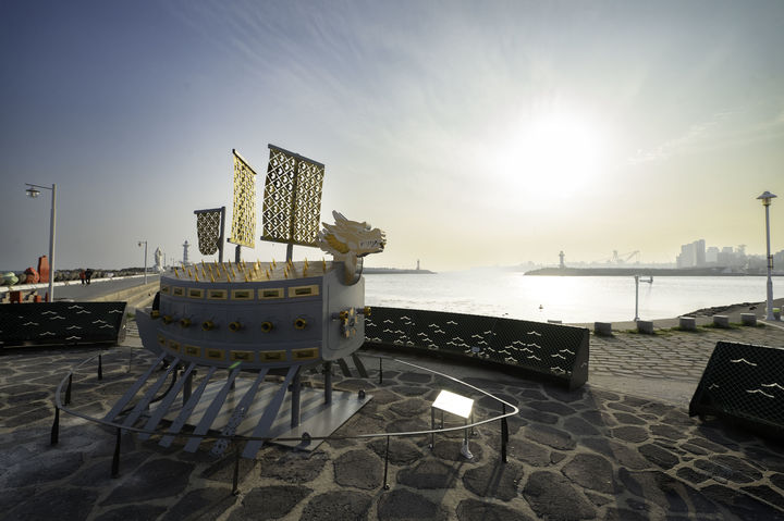 [울산=뉴시스] 울산 동구 슬도 앞 주차장 일원에 설치된 거북선 조형물. (사진=동구 제공) 2026.03.26. photo@newsis.com *재판매 및 DB 금지