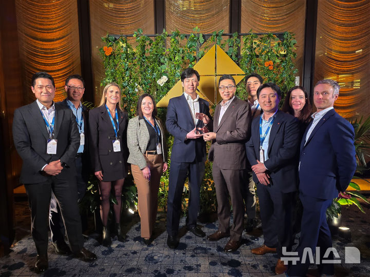 [서울=뉴시스] 왼쪽부터 다섯 번째 신유열 롯데바이오로직스 대표이사, 여섯 번째 박제임스 롯데바이오로직스 대표이사가 임직원들과 기념 사진을 촬영하고 있다. (사진=롯데바이오로직스 제공) 2026.03.26. photo@newsis.com