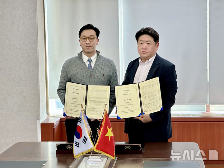 [성남=뉴시스] 가천대학교와 베트남 CIED 관계자들이 가천대 글로벌센터에서 글로벌 인재 양성을 위한 업무협약(MOU)을 체결한 뒤 기념촬영을 하고 있다 (사진=가천대 제공) 2026.03.26.photo@newsis.com