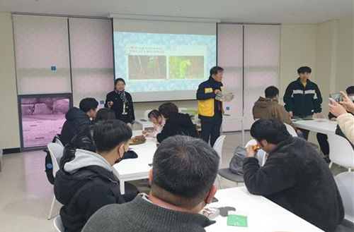 경산지역 시민들이 경산동의한방촌이 마련한 한방체험 프로그램에 참여하고 있다. *재판매 및 DB 금지