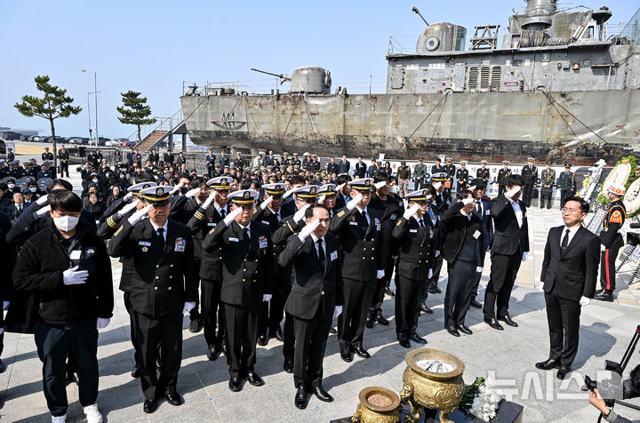 [평택=뉴시스] 26일 평택 해군제2함대사령부에서 열린 제 16주기 천안함 46용사 추모식에서 최원일 전 천안함장과 참전용사들이 천안함 46용사에게 경례를 하고 있다. (사진=해군2함대 제공) 2026.03.26.photo@newsis.com 