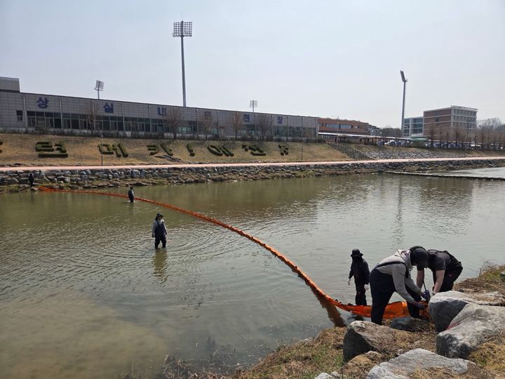 [대구=뉴시스] 대구지방환경청은 최근 증가하는 수질오염사고에 신속하고 체계적으로 대응하기 위해 경북 예천군 한천 일대에서 대구·경북 관계기관 합동 수질오염사고 방제 현장실습 교육을 실시했다. (사진=대구지방환경청 제공) 2026.03.26. photo@newsis.com *재판매 및 DB 금지