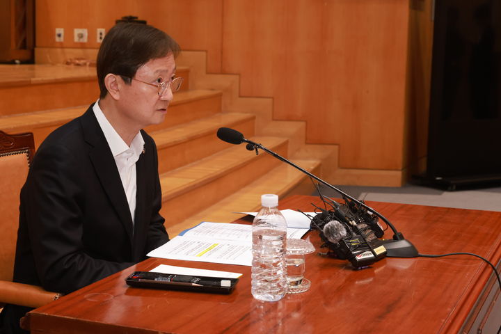 [서울=뉴시스]이찬진 금융감독원장이 26일 월례간담회를 하고 있다. (사진=금융감독원) photo@newsis.com *재판매 및 DB 금지