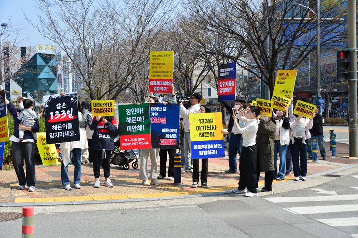 [순천=뉴시스] 김석훈 기자 = 26일 오후 광주지법 순천지원 앞에서 전국에서 모인 주부 등 20여명이 4개월 신생아를 학대하고 사망케한 혐의 재판 받는 30대 부부에게 엄벌을 촉구하는 집회를 하고 있다. 2026.03.26. photo@newsis.com