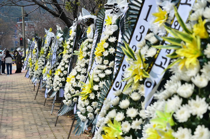 [순천=뉴시스] 김석훈 기자 = 26일 오후 광주지법 순천지원 앞 도로에 4개월 신생아의 죽음을 안타까워 하는 근조화환 150여개가 세워져 있다.. 2026.03.26. photo@newsis.com