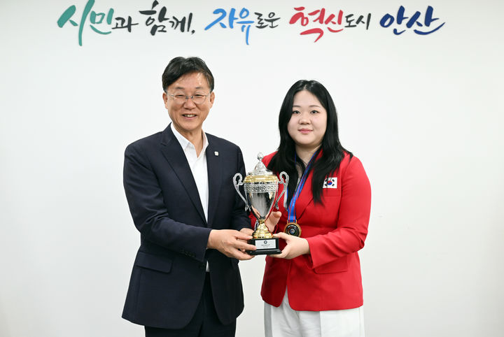 [안산=뉴시스] 이민근 안산시장(왼쪽)이 '2026 OMC 헤어월드컵 아시아컵 오픈'에서 금메달을 수상한 김민슬과 기념촬영을 하고 있다. (사진=안산시 제공) 2026.03.26. photo@newsis.com *재판매 및 DB 금지