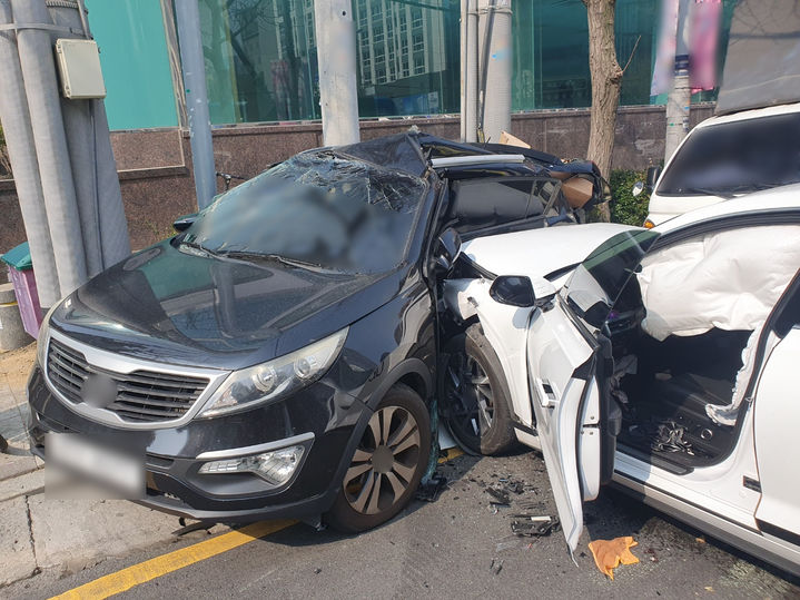 [부산=뉴시스] 26일 부산 동구의 한 왕복 6차로를 달리던 택시가 중앙선을 넘어 반대편 1차로에서 마주오던 승용차와 충돌한 뒤 인근에 주차된 다른 승용차를 들이받고 멈춰 섰다. (사진=부산경찰청 제공) 2026.03.26. photo@newsis.com *재판매 및 DB 금지