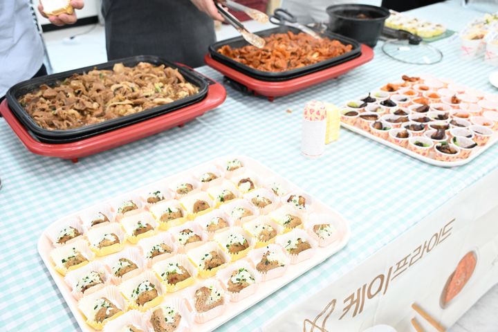 [평창=뉴시스] 평창군 학교급식 품평회에서 지역 농산물과 다양한 식재료를 활용해 준비한 건강하고 균형 잡힌 식단 메뉴가 선보이고 있다. (사진=평창군 제공) 2026.03.26. photo@newsis.com *재판매 및 DB 금지