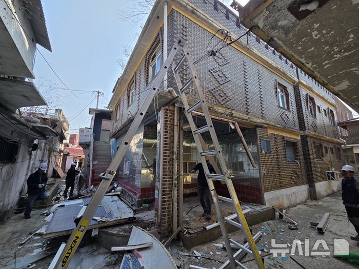 [파주=뉴시스] 경기 파주시가 연풍리 성매매집결지 내 불법으로 설치된 위반건축물 2개동에 대해 15차 행정대집행을 진행하고 있다. (사진=파주시 제공) 2026.10.22. photo@newsis.com 