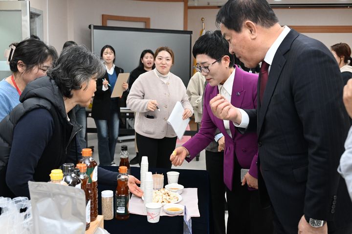 [평창=뉴시스] 평창군 학교급식 품평회에서 심재국 군수와 관계자들이 다양한 급식 메뉴를 시식하고 있다. (사진=평창군 제공) 2026.03.26. photo@newsis.com *재판매 및 DB 금지
