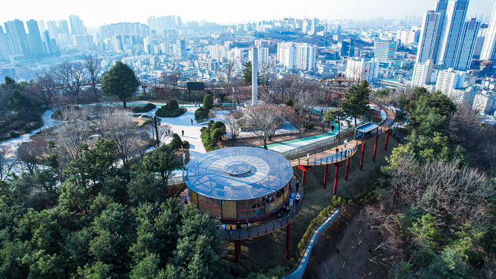 [인천=뉴시스] 인천 미추홀구 수봉공원 스카이워크. (사진=미추홀구 제공) 2026.03.26. photo@newsis.com *재판매 및 DB 금지