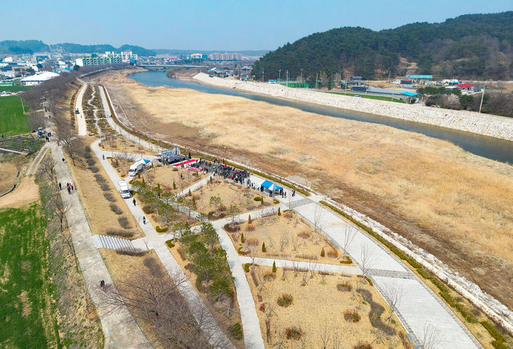 삼척시 근덕면 교가리 게이트볼장 인근에 조성된 ‘마읍천 수변공원’ 전경.(사진=삼척시 제공) *재판매 및 DB 금지