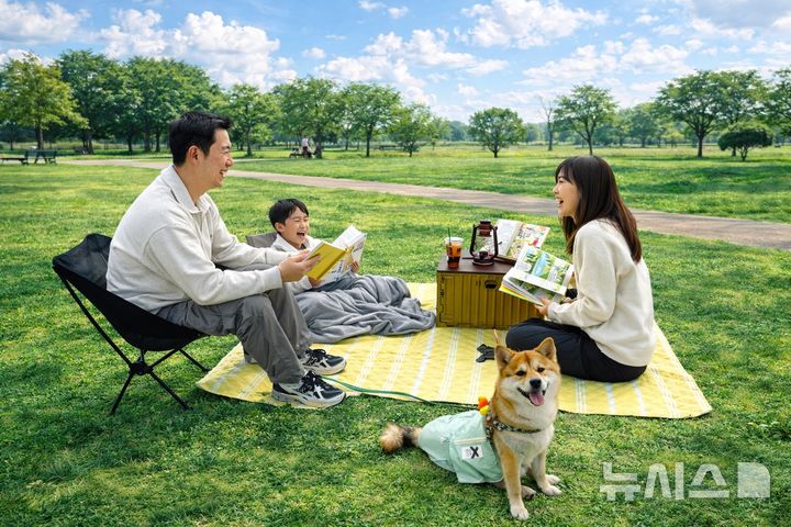 [울산=뉴시스] 울산 중구가 내달부터 울산종갓집도서관, 약숫골도서관, 학성도서관 3곳에서 '책 상자 대여 서비스'를 운영한다. 책 상자는 상자 형태의 탁자(테이블박스)와 독서등, 의자, 돗자리, 독서대, 사서 추천 도서 4권 등으로 구성돼 있다. 인공지능(AI)생성 이미지. (사진=울산시 중구 제공) 2026.03.26. photo@newsis.com