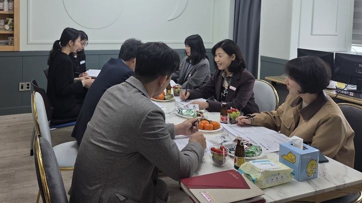 [밀양=뉴시스] 밀양시와 의령군 관계자들이 교육 인프라에 대한 상호 교류 확대 방안을 논의하고 있다. (사진= 밀양시 제공) 2026.03.26. photo@newsis.com *재판매 및 DB 금지