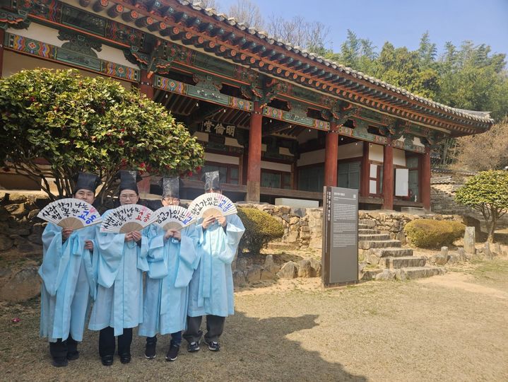 [밀양=뉴시스] 교동 직원들이 밀양향교에서 유생복을 착용하고 체험프로그램을 직접 체험하고 있다. (사진= 밀양시 제공) 2026.03.26. photo@newsis.com *재판매 및 DB 금지