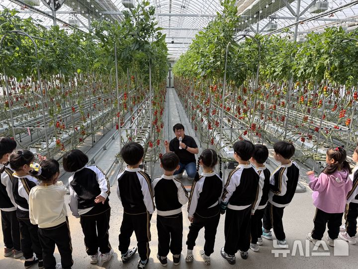 [이천=뉴시스] 이천시가 어린이를 대상으로 스마트농업 체험교육을 실시했다 (사진=이천시 제공) 2026.03.26.photo@newsis.com