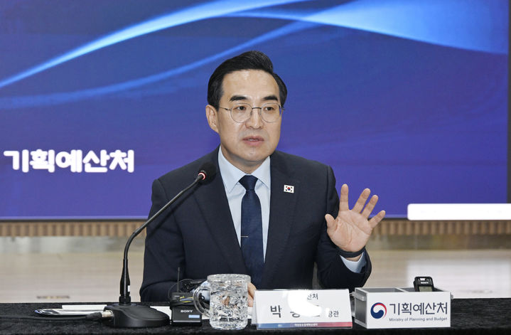 [세종=뉴시스] 박홍근 기획예산처 장관이 3월 26일 오후 대전 유성구 대전 스타트업 파크를 방문해 '청년 창업·일자리 간담회'를 주재, 모두발언을 하고 있다. (사진=기획처 제공) 2026.03.26. photo@newsis.com *재판매 및 DB 금지