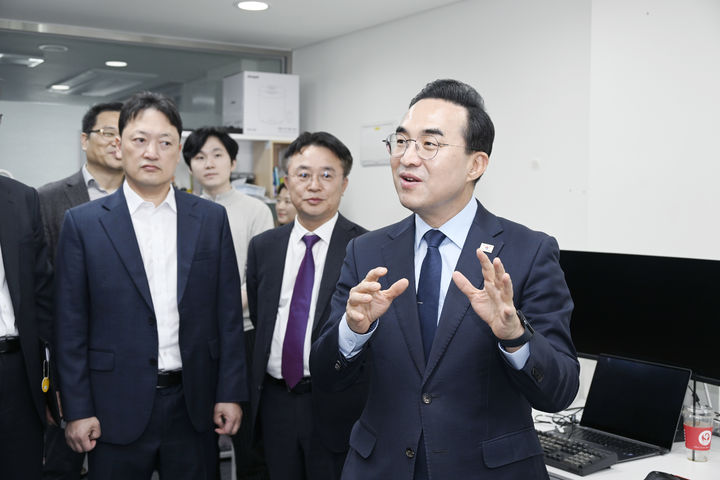 [세종=뉴시스] 박홍근 기획예산처 장관이 3월 26일 오후 대전 유성구 대전 스타트업 파크를 방문해 (주)소리 기업을 방문해 AI 미디어 관련 관계자의 설명을 듣고 있다. (사진=기획처 제공) 2026.03.26. photo@newsis.com *재판매 및 DB 금지