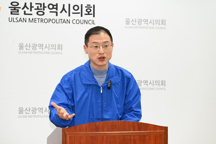 [울산=뉴시스] 6·3 지방선거 더불어민주당 울산시장 후보인 김상욱 의원(울산 남구갑)이 26일 울산시의회 프레스센터에서 기자회견을 열고 울산시에 학성공원 물길 복원사업 중단을 촉구하고 있다. (사진=울산시의회 제공) 2026.03.26. photo@newsis.com *재판매 및 DB 금지