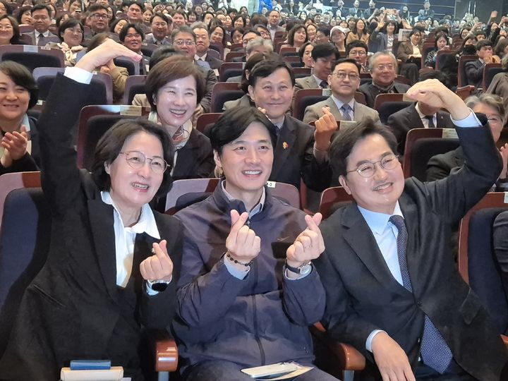 [수원=뉴시스] 이병희 기자 = 추미애, 한준호, 김동연 6·3 지방선거 더불어민주당 경기도지사 경선 후보가 26일 수원대학교에서 열린 '제22회 경기도사회복지사대회'에 참석해 기념사진을 찍고 있다. 2026.03.26. photo@newsis.com *재판매 및 DB 금지