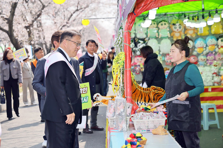 [창원=뉴시스] 강경국 기자 = 제64회 진해군항제 개막을 하루 앞두고 26일 경남 창원시 진해구 벚꽃 명소인 여좌천 일대에서 장금용 칭원시장 권한대행이 민·관합동 바가지요금 근절 캠페인에 동참하고 있다. (사진=창원시청 제공). 2026.03.26. photo@newsis.com *재판매 및 DB 금지