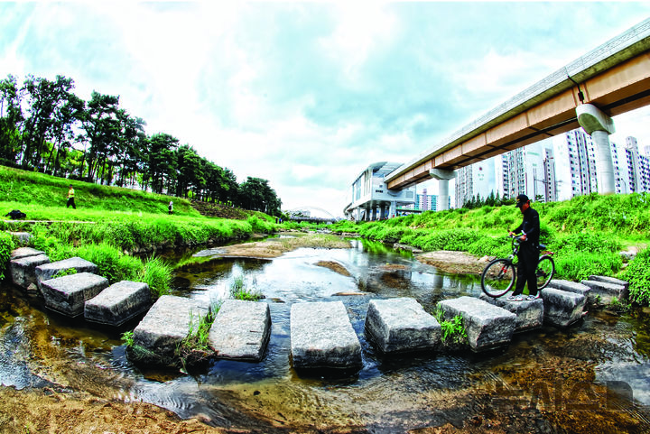 [김해=뉴시스]김해 봄 걷기 좋은 명소 해반천. 뉴시스DB. photo@newsis.com