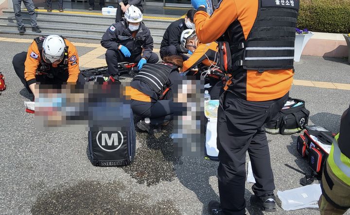 [울산=뉴시스] 26일 오전 울산 북구 동울산세무서 야외 주차장에서 50대 남성 A씨가 분신을 시도해 소방이 구조활동을 벌이고 있다. (사진=울산소방본부 제공) 2026.03.26. photo@newsis.com *재판매 및 DB 금지