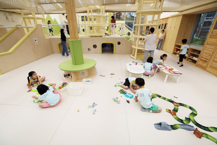 [서울=뉴시스] 서울형키즈카페 중평공원점에서 놀고 있는 아이들. 2026.03.26. (사진=노원구 제공) *재판매 및 DB 금지