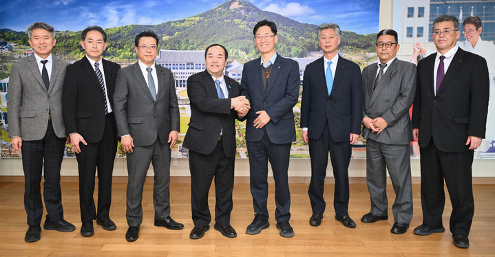 [안동=뉴시스] 황명석 경북도 행정부지사(오른쪽 네번째)가 26일 경북도를 방문한 일본 히로시마현 의원들을 맞이하고 있다. (사진=경북도 제공) 2026.03.26. photo@newsis.com *재판매 및 DB 금지