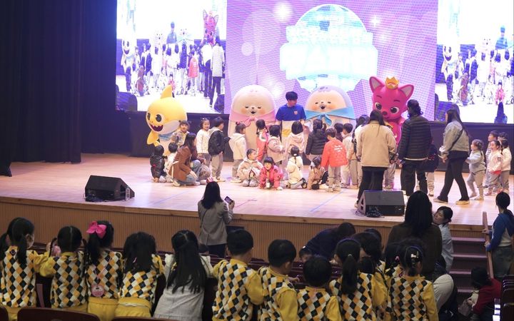[서산=뉴시스] 서산시문화회관 대공연장에서 지난 25일 '핑크퐁과 튼튼쌤의 댄스파티 with 가티와 오슈' 공연이 펼쳐지고 있다. (사진=서산시 제공) 2026.03.26. photo@newsis.com *재판매 및 DB 금지