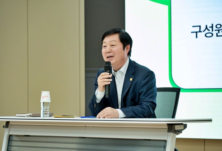 [대전=뉴시스] '제10회 캠퍼스 톡톡톡!-총장과의 대화'에서 이야기를 나누는 김정겸 총장. (사진=충남대 제공) 2026.03.26. photo@newsis.com *재판매 및 DB 금지