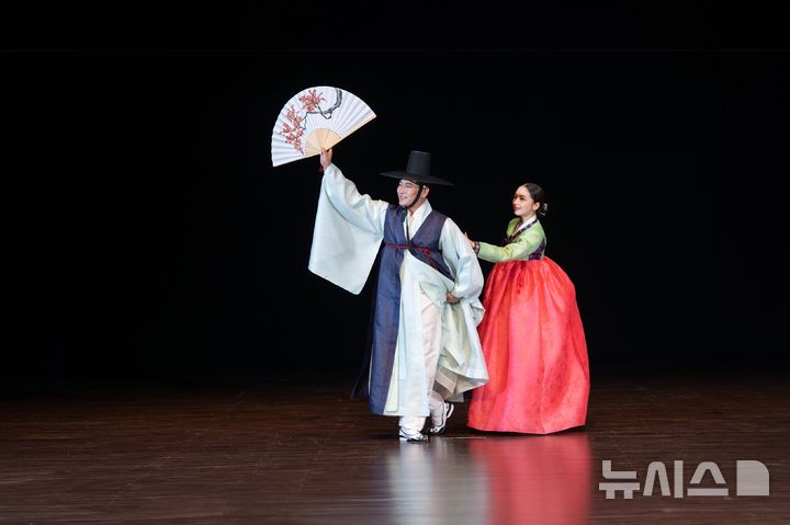 [서울=뉴시스]'사랑가'에서 무용수 박지혜(오른쪽)와 안문기가 춤을 추고 있다. (사진=경기아트센터 제공)