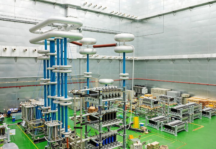 LS일렉트릭 부산 공장에서 HVDC 설비를 시험 하고 있는 모습(사진제공=LS그룹) *재판매 및 DB 금지