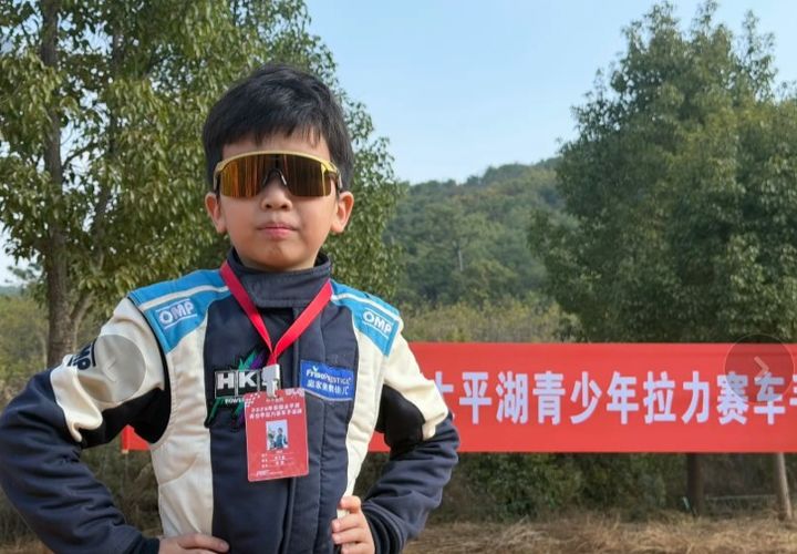 [서울=뉴시스] 최연소 프로 자동차 레이싱 드라이버로 이름을 올린 중국의 한 소년이 SNS에서 주목받고 있다. (사진=더우인 캡처) *재판매 및 DB 금지