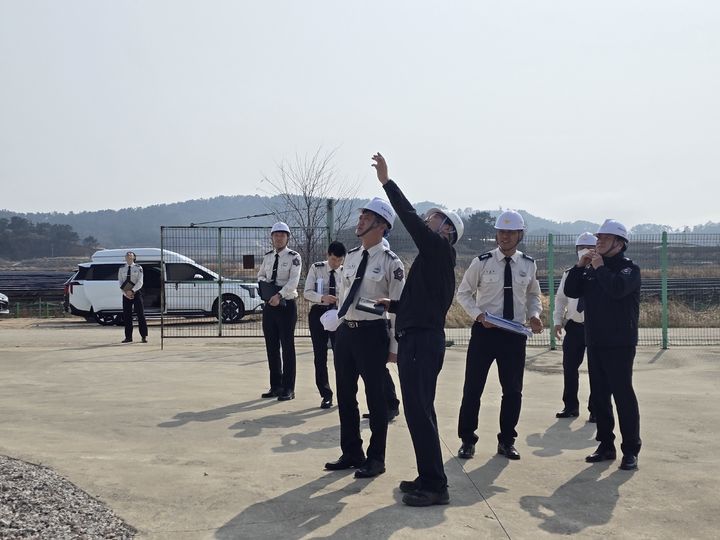[영광=뉴시스] 최민철 전남소방본부장이 26일 전남 영광군에 위치한 한 풍력발전 업체를 찾아 소방시설 등을 점검하고 있다. (사진 = 전남소방본부 제공). 2026.03.26. photo@newsis.com *재판매 및 DB 금지