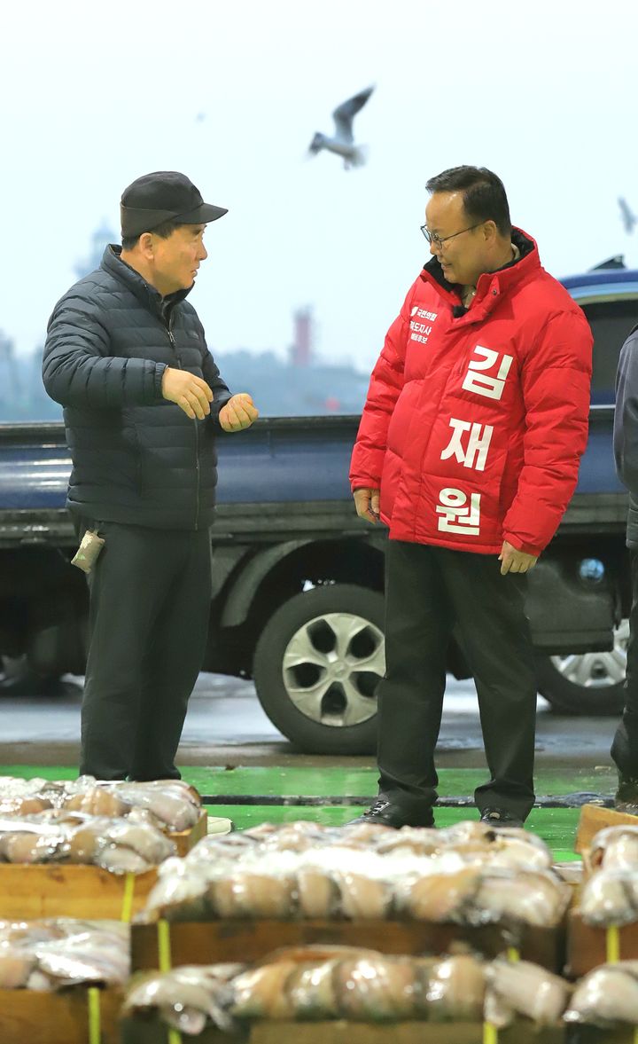 [안동=뉴시스] 김재원 경북도지사 예비후보가 26일 경주시 감포수협 어판장을 찾아 어업인들과 얘기를 나누고 있다. (사진=김재원 후보측 제공) 2026.03.26. photo@newsis.com *재판매 및 DB 금지
