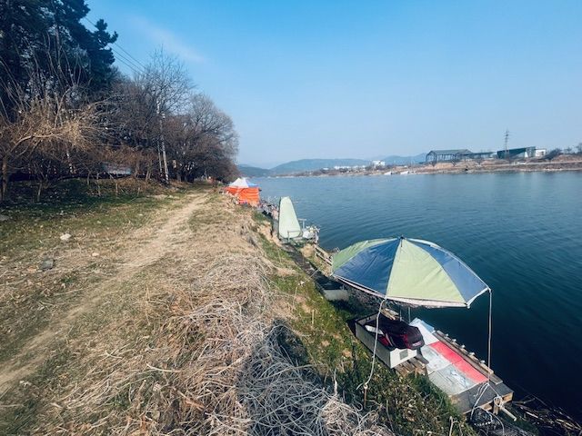 [대구=뉴시스] 대구 북구 금호강 일대 설치된 불법 시설물. (사진=북구 제공) 2026.03.26. photo@newsis.com *재판매 및 DB 금지