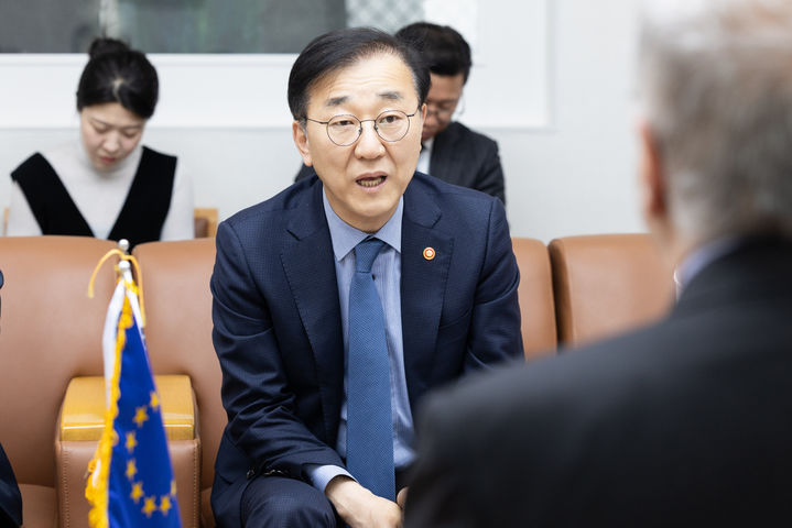 [서울=뉴시스] 김윤덕 국토교통부 장관은 26일 우고 아스투토 주한 유럽연합(EU) 대사를 만나 자동차·항공·R&D·그린 파트너십 분야에서의 협력 확대 방안을 논의했다고 밝혔다. (사진=국토부 제공) 2026. 3. 26. *재판매 및 DB 금지