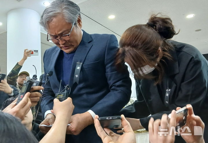 [대전=뉴시스] 조명휘 기자 = 손주환 안전공업 대표이사가 26일 오후 대전시청 로비에 마련된 합동분향소에서 참배한 뒤 기자회견을 열고 화재 참사 희생자와 유족에게 공개사과를 하고 있다. 2026.03.26. joemedia@newsis.com