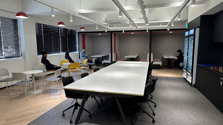 [울산=뉴시스] SK이노베이션 울산콤플렉스 협력사 정비동 내 회의실 및 휴게공간. (사진=SK이노베이션 울산콤플렉스 제공) photo@newsis.com *재판매 및 DB 금지