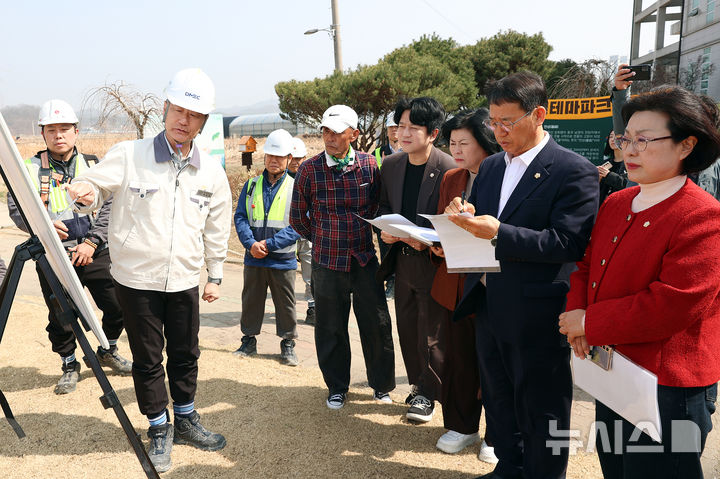 [시흥=뉴시스] 현장을 방문한 의원들이 공사 관계자로부터 공사 진행 상황 등을 청취하고 있다. (사진=시흥시 의회 제공) 2026.03.26. photo@newsis.com